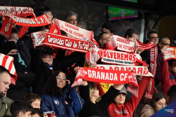 Afición del Granada, en un partido anterior en el `Nuevo Los Cármenes` (JOSÉ M. BALDOMERO)