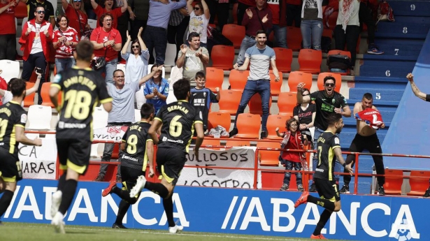 Los jugadores del Granada celebran uno de los goles marcados en Lugo en 2019 (AS)