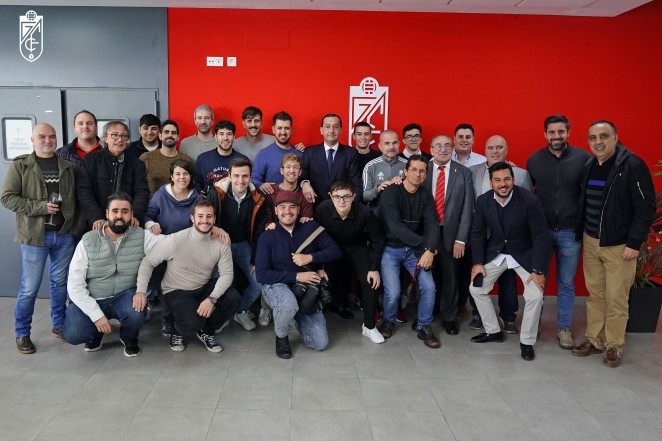 Miembros del Granada y de los medios de comunicación posan en la Ciudad Deportiva (PEPE VILLOSLADA / GCF) Miembros del Granada y de los medios de comunicación posan en la Ciudad Deportiva (PEPE VILLOSLADA / GCF)