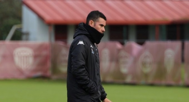 Fran Justo, entrenador del Lugo, durante una sesión preparativa (CD LUGO)