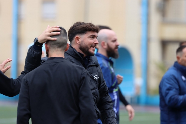 Julio Catalá abraza a Fran Machado en el calentamiento previo al último duelo frente al Maracena (JOSÉ ANDRÉS FERNÁNDEZ / ARENAS DE ARMILLA)