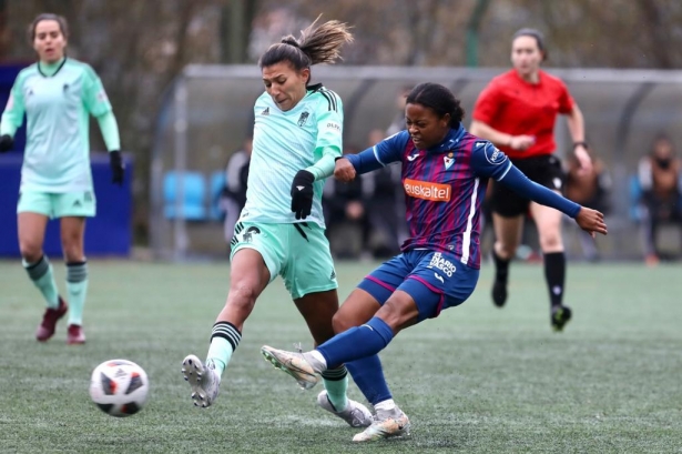 Pamela González, en una acción del último partido del Granada Femenino ante el Eibar (SD EIBAR)