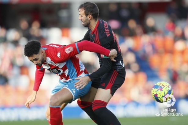 Víctor Díaz pugna un balón con un rival en el partido frente al Lugo (LALIGA)