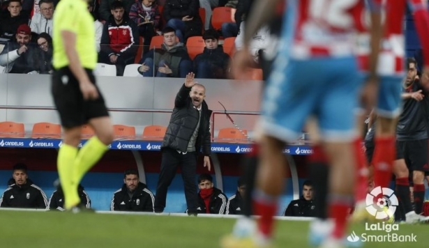 Paco López da instrucciones a los suyos durante el partido en Lugo (LALIGA)