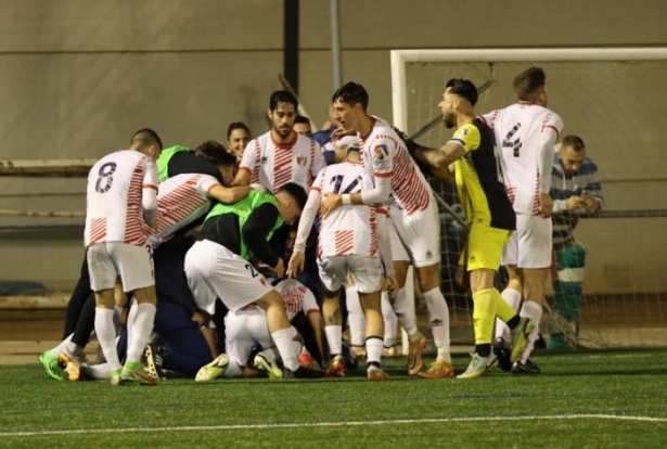 Los jugadores del Arenas celebran el segundo gol contra el Atlético Porcuna (JOSÉ ANDRÉS FERNÁNDEZ / ARENAS DE ARMILLA)