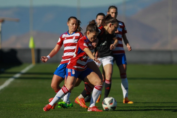 Acción del duelo entre Granada y Osasuna en la Ciudad Deportiva (OSASUNA)