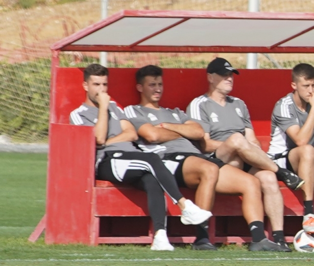 Álvaro Martínez, entre Roger Lamesa y `Pescao` Fernández en un partido anterior en la Ciudad Deportiva (JOSÉ VELASCO / GRJ)