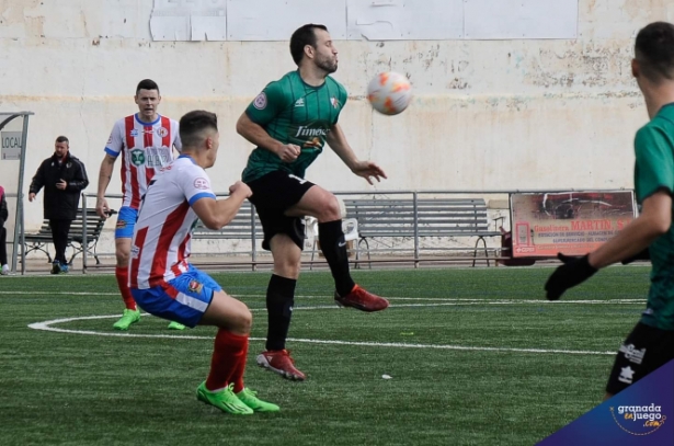Óscar marcó el gol del CD Huétor Vega (JOSÉ M. BALDOMERO /ARCHIVO) 