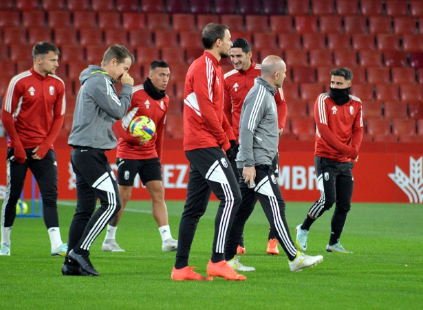 Imagen de un entrenamiento reciente del Granada en el `Nuevo Los Cármenes` (JAVIER PALMA)