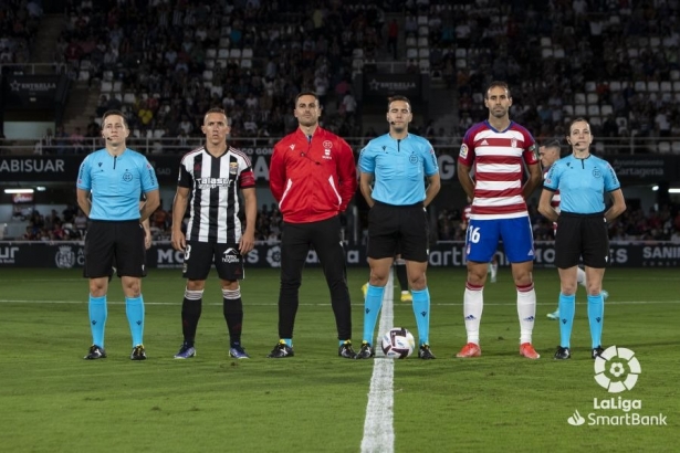 Hernández Maeso, en el centro, en la foto protocolaria antes del Cartagena - Granada de liga (LALIGA) Hernández Maeso, en el centro, en la foto protocolaria antes del Cartagena - Granada de liga (LALIGA)