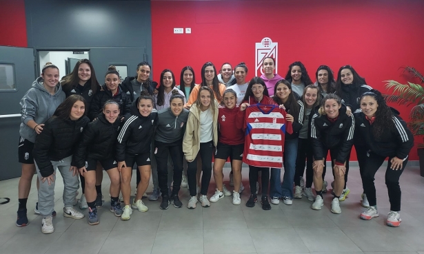 La plantilla del Granada Femenino posa con Angustias, que luce la camiseta firmada (FRAN CALVO)