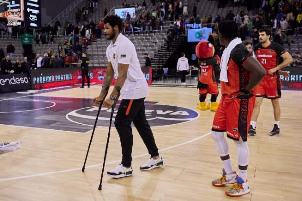 Cristiano Felicio en muletas (FERMÍN RODRÍGUEZ / FUNDACION-CBG) 