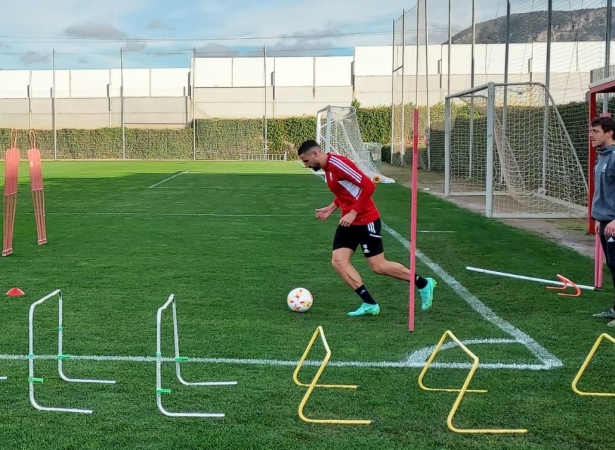 Antonio Puertas, ejercitándose con balón al margen del grupo (FRAN CALVO) Antonio Puertas, ejercitándose con balón al margen del grupo (FRAN CALVO)