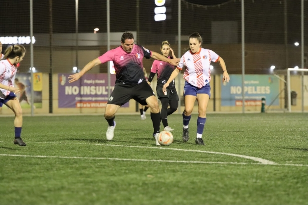 El presidente Fermín Criado, presionado por una jugadora rival en el partido mixto que organizó el Arenas (JOSÉ ANDRÉS FERNÁNDEZ / ARENAS DE ARMILLA)