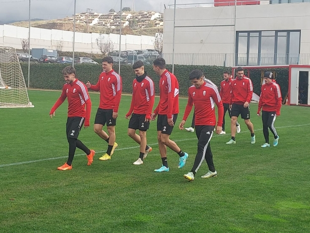 Jugadores del Granada, entre los que se encuentran varios que serán titulares en Oviedo, a la salida a un entrenamiento en la Ciudad Deportiva (FRAN CALVO)