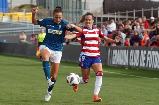 Patricia Mascaró pugna por un balón ante una jugadora del Córdoba, equipo al que anotó su último gol como rojiblanca (JOSÉ VELASCO / GRJ)