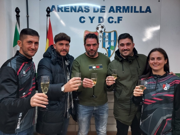 Fran Machado, Julio Catalá, Fermín Criado, José Molina y Sara Montero, en el brindis del Arenas (ARENAS DE ARMILLA)