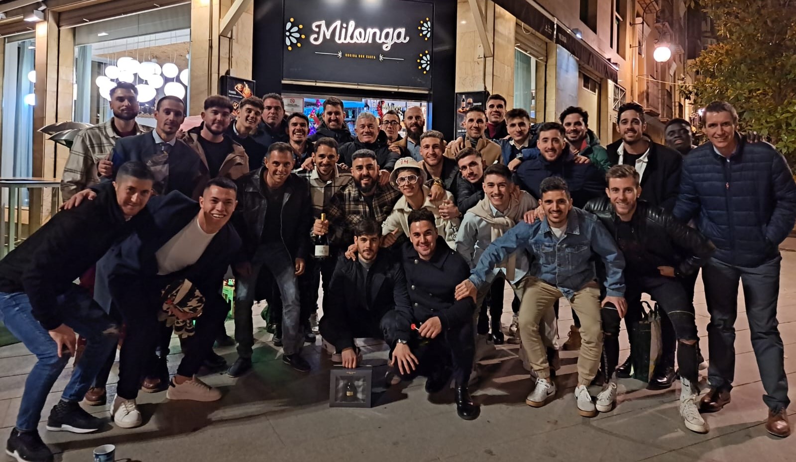 Jugadores, cuerpo técnico y directiva del Arenas posan en la cena navideña del primer equipo (ARENAS DE ARMILLA) Jugadores, cuerpo técnico y directiva del Arenas posan en la cena navideña del primer equipo (ARENAS DE ARMILLA)