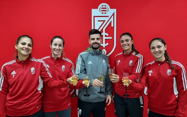 Laura Pérez, Lauri, Roger Lamesa, Marta Carrasco y Cristina Moreno posan en su brindis para Granada En Juego (FRAN CALVO)