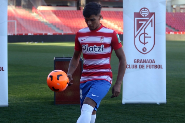 Matías Arezo, en su presentación como jugador del Granada (JOSÉ VELASCO / GRJ)