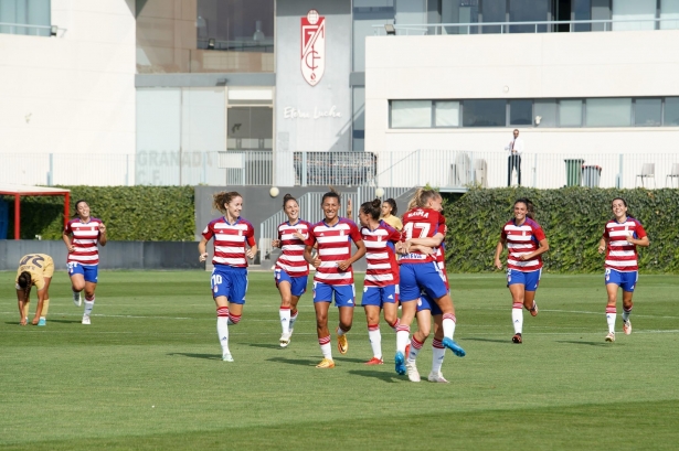 Las jugadoras del Granada Femenino celebran un gol en la Ciudad Deportiva esta temporada (JOSÉ VELASCO / GRJ)