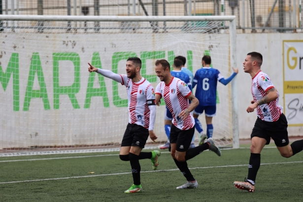 Fran Machado, Dani Benítez y Velázquez celebran el gol anotado en Maracena esta temporada (JOSÉ ANDRÉS FERNÁNDEZ / ARENAS DE ARMILLA)