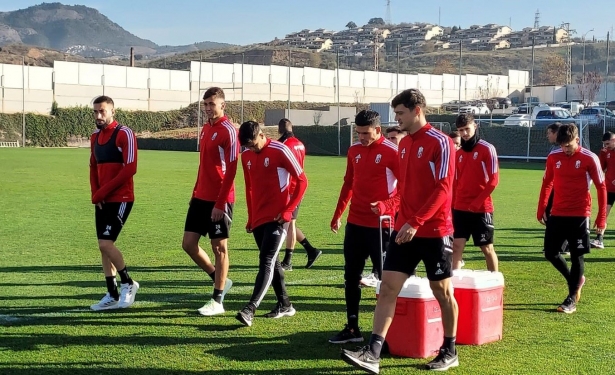 Algunos jugadores del Granada, al salir al entrenamiento de este jueves en la Ciudad Deportiva (FRAN CALVO)