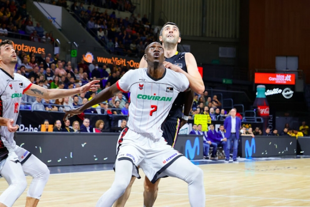 Petit Niang cierra el rebote ante Shermadini (ACB PHOTOS / E. COBOS)