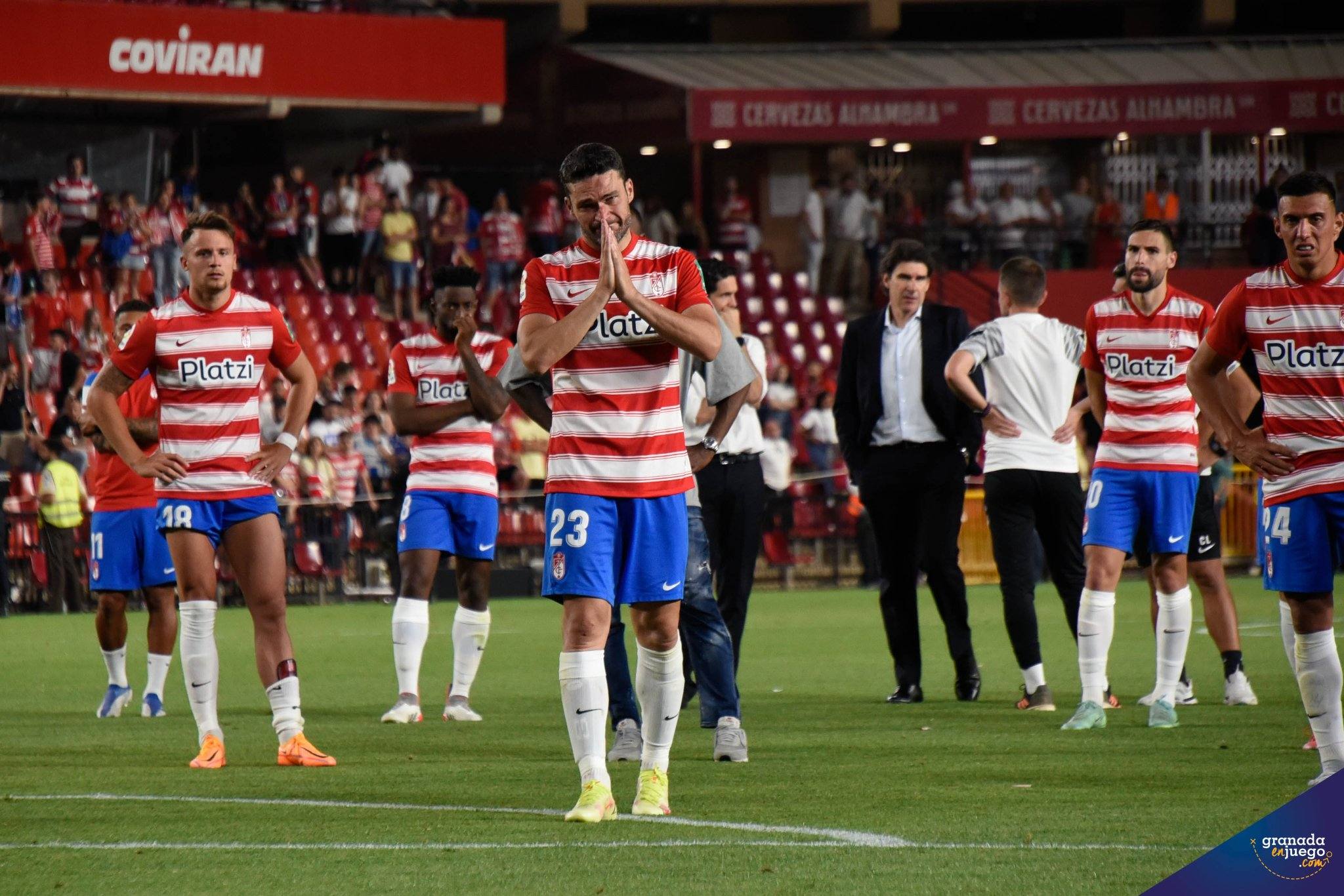 Jugadores del Granada, desconsolados al finalizar el partido de la última jornada frente al Espanyol (JOSÉ M. BALDOMERO) Jugadores del Granada, desconsolados al finalizar el partido de la última jornada frente al Espanyol (JOSÉ M. BALDOMERO)