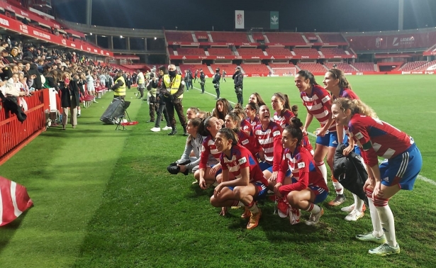 Las jugadoras del Granada celebran junto a sus aficionados el pase en Copa frente al Betis (FRAN CALVO)