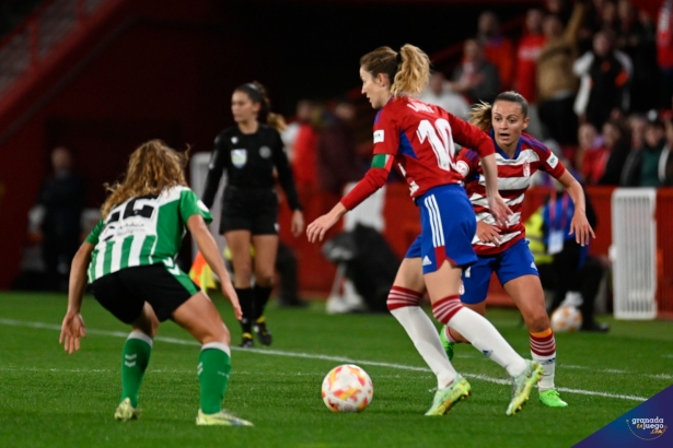 El Granada Femenino volverá a `Los Cármenes` el 10 de enero (JOSÉ M. BALDOMERO)