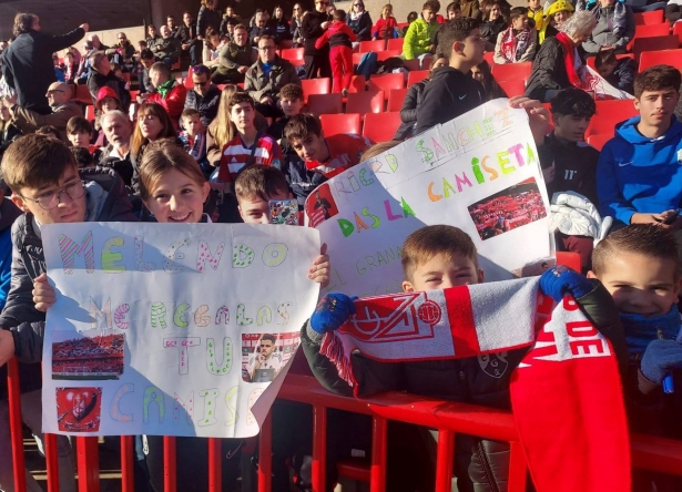 Jóvenes aficionados en el entrenamiento a puerta abierta del Granada en `Los Cármenes` (FRAN CALVO)