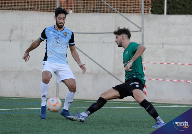 Una acción del derbi entre Arenas y Huétor Vega de la primera vuelta (JOSÉ M. BALDOMERO)