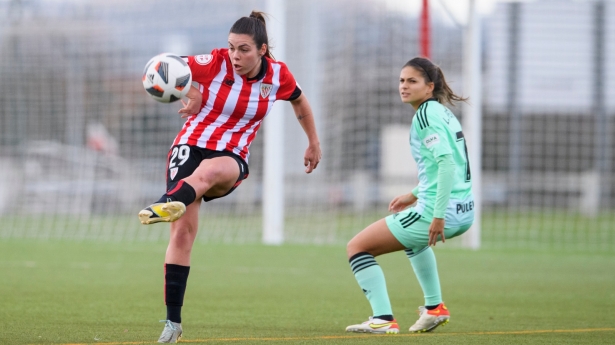 Laura Pérez, ante una rival en un lance del partido en Lezama (ATHLETIC CLUB)