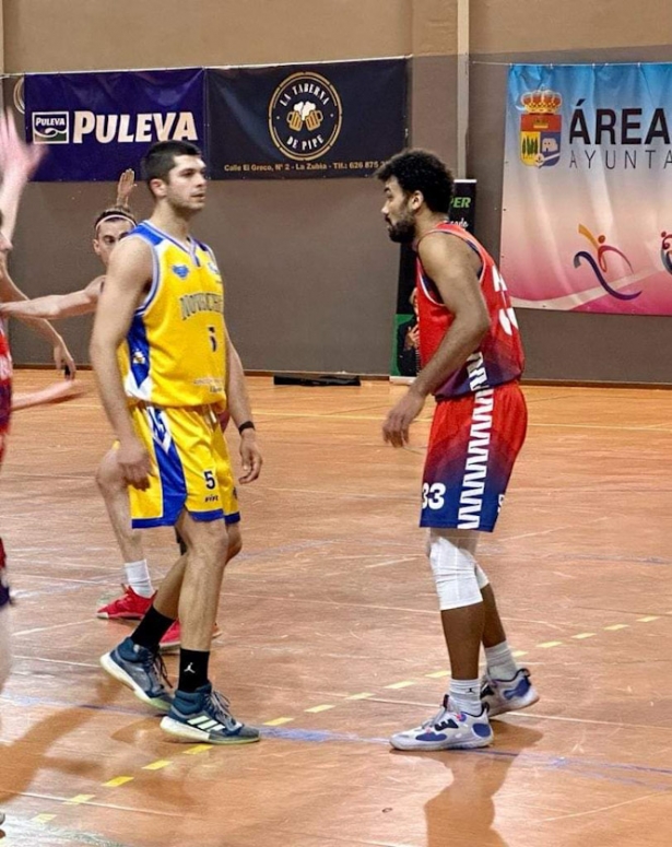 Devin Wright muy vigilado en defensa (CB LA ZUBIA)