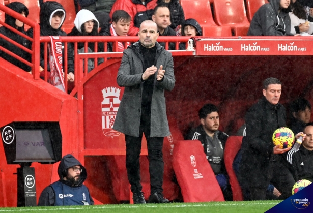 Paco López, entrenador del Granada CF, en un momento del encuentro ante el FC Cartagena (JOSÉ M. BALDOMERO)