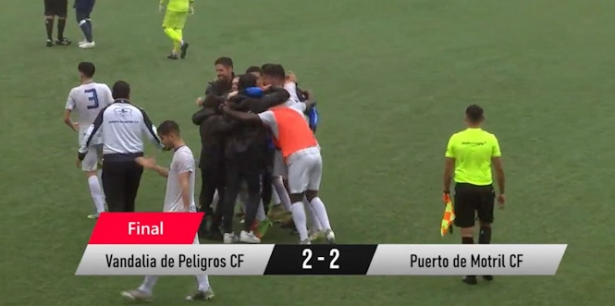 El Puerto de Motril CF celebra la clasificación (RFAF) 