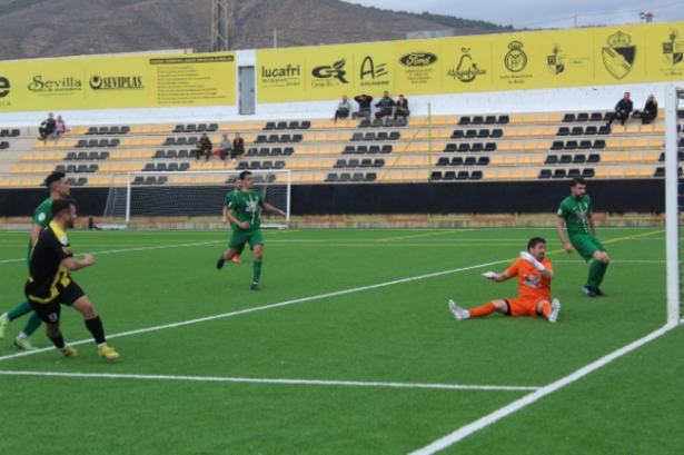 Brian marca uno de los goles (BERJA CF) 