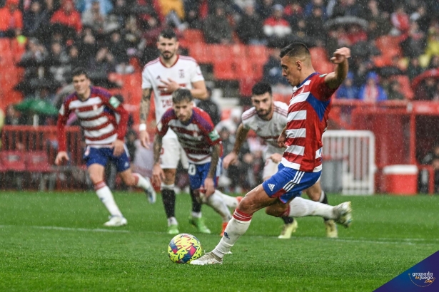Uzuni, en el momento de lanzar el penalti ante el Cartagena (JOSÉ M. BALDOMERO)