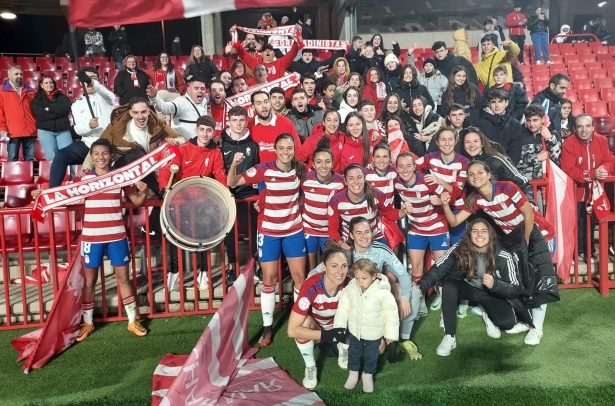 Las jugadoras del Granada celebran junto a sus aficionados el pase en la anterior ronda de Copa (FRAN CALVO)