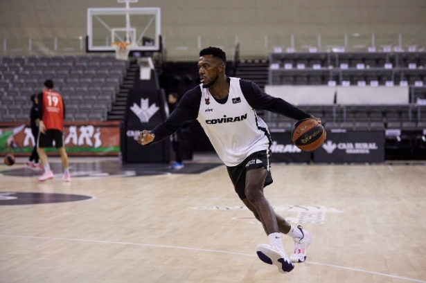 Mike Moore ya entrena con el Covirán Granada (FERMÍN RODRÍGUEZ / FUNDACIÓN CB GRANADA)