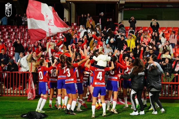 El Granada Femenino llegará al `Nuevo Los Cármenes` en autobús antes del partido frente al Alavés (PEPE VILLOSLADA / GCF)
