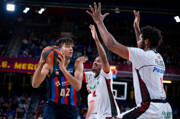 Michael Caicedo defendido por Cristiano Felicio y Álex Renfroe (ACB PHOTO / S. GORDON)