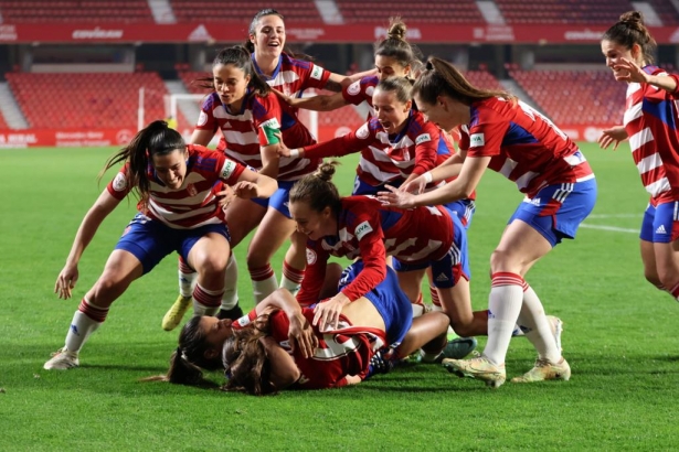 Las jugadoras del Granada celebran el gol ante el Alavés (JOSÉ ANDRÉS FERNÁNDEZ)