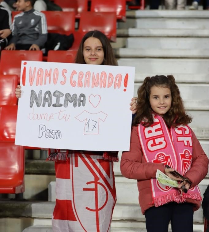 Dos jóvenes aficionadas muestran un cartel en el que piden la camiseta a Naima García (JOSÉ ANDRÉS FERNÁNDEZ) Dos jóvenes aficionadas muestran un cartel en el que piden la camiseta a Naima García (JOSÉ ANDRÉS FERNÁNDEZ)