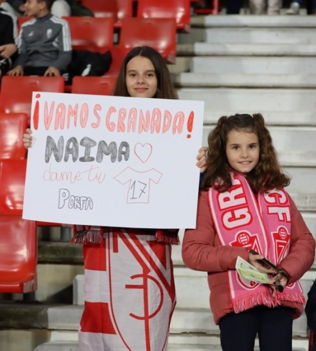 Dos jóvenes aficionadas muestran un cartel en el que piden la camiseta a Naima García (JOSÉ ANDRÉS FERNÁNDEZ)