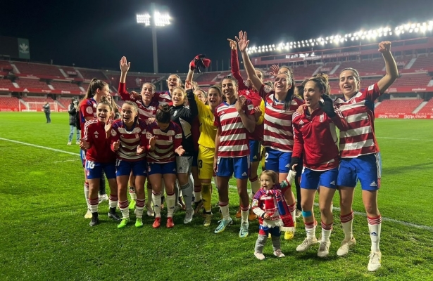Las jugadoras del Granada cantan tras el partido ante el Alavés y celebran el pase copero (JOSÉ ANDRÉS FERNÁNDEZ)