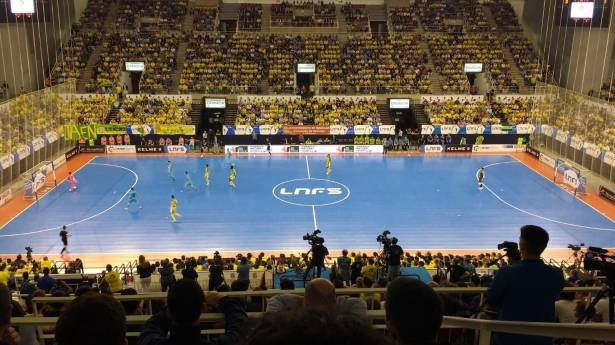 Panorámica del Palacio de los Deportes en un partido de fútbol sala