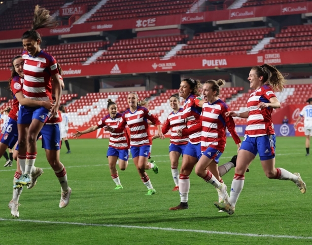 Las futbolistas del Granada celebran el gol anotado al Alavés (JOSÉ ANDRÉS FERNÁNDEZ)
