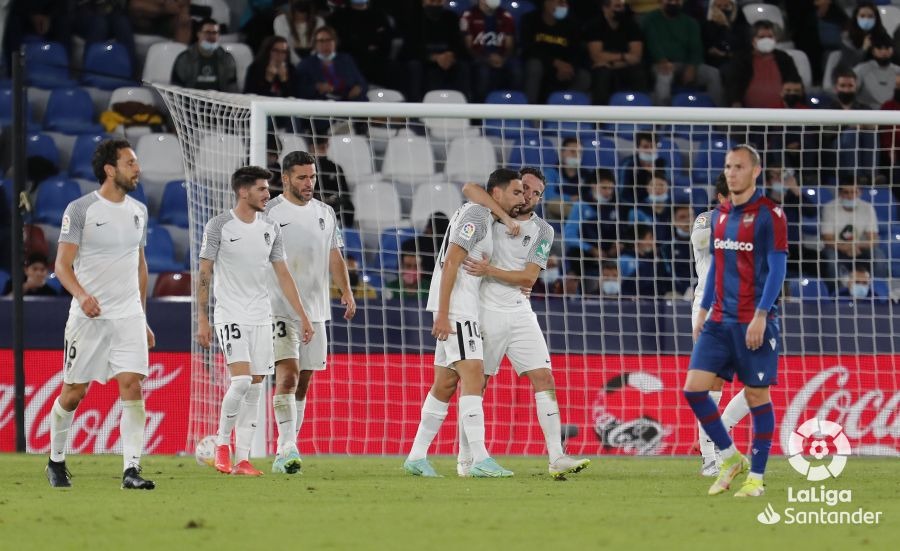 Los jugadores del Granada celebran uno de los goles anotados en el `Ciutat de València` la temporada pasada (LALIGA) Los jugadores del Granada celebran uno de los goles anotados en el `Ciutat de València` la temporada pasada (LALIGA)